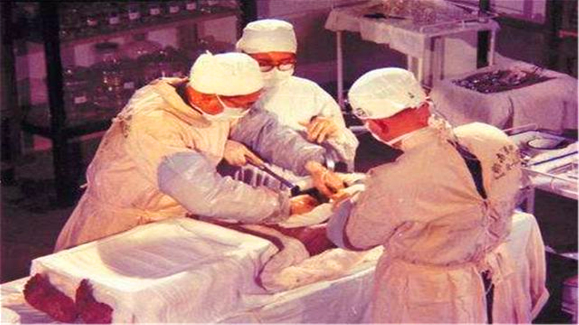 2000年前女尸无人敢解剖，年轻小伙自告奋勇，解