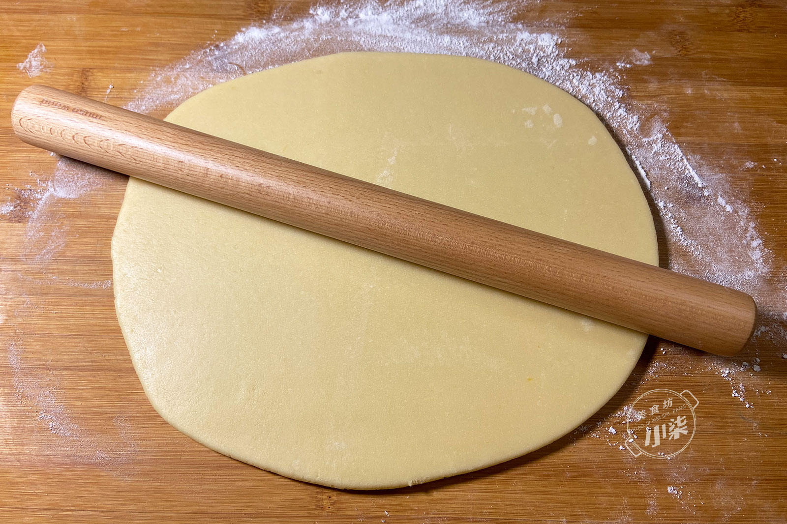 麵粉裡加2個雞蛋，一擀一切個個開口，入口即化，好吃到吮手指