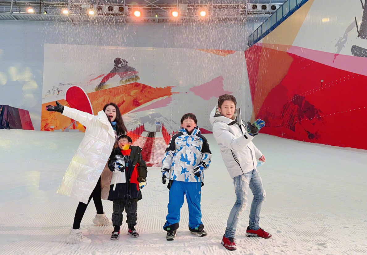 鄒市明一家四口遊哈爾濱，冉瑩穎曬照紀念，和兒子們一起吃冰棍