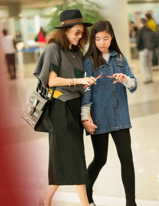 偶遇汪峰夫婦帶孩子用餐，章子怡跟小蘋果形影不離，母女關係親密