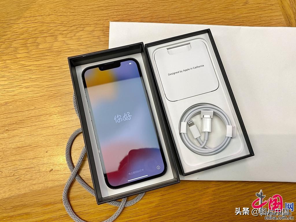 iPhone13发售 市民排队选购