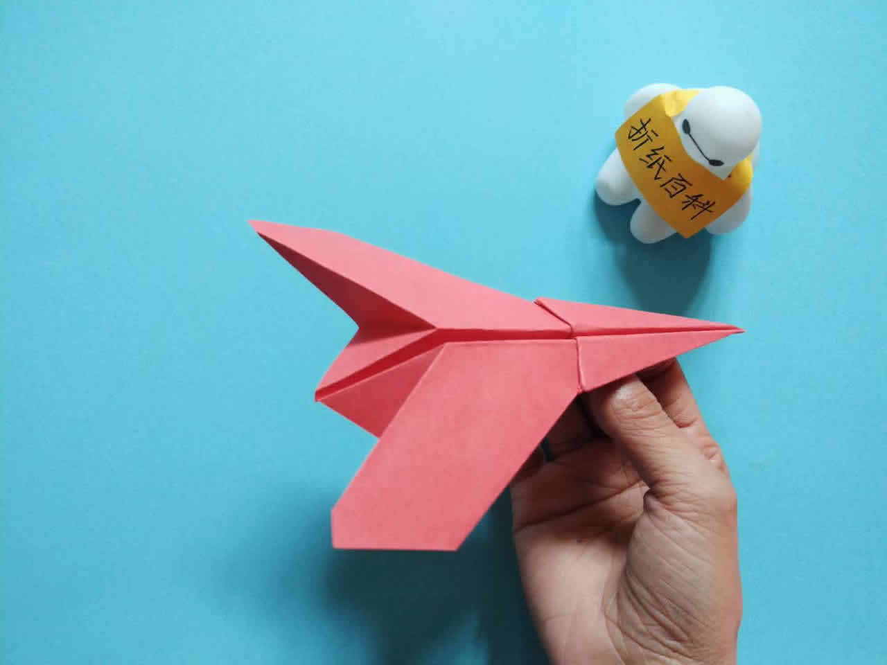 能飞得很远的折纸飞机，简单几步就做好，手工DIY折纸图解教程
