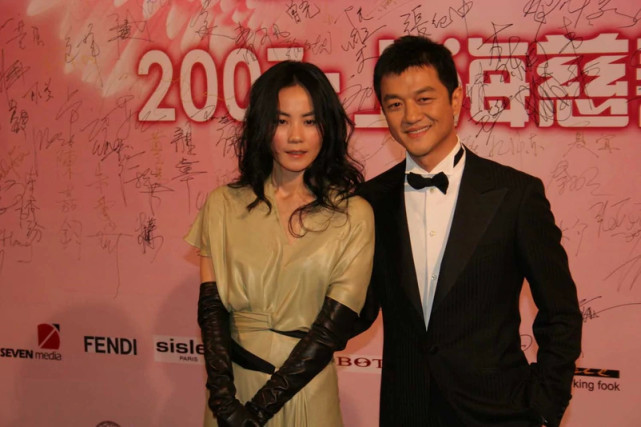 李亚鹏带新女友应酬，席间敬酒合影，这都是以