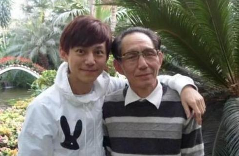 何炅爸爸办公室装修曝光，超大茶桌显古朴，上