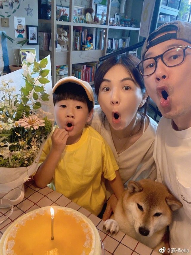 陈嘉桦晒全家福庆40岁生日，与老公儿子摆同款表情，画面超温馨