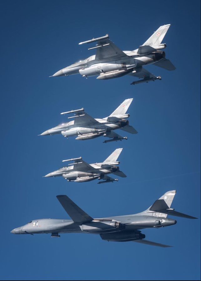 美国新冠疫情死亡突破10万，白宫被迫紧急封锁，关键时刻雪上加霜