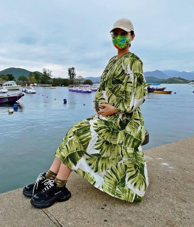 胡杏兒分享母子對話，奕霖親吻媽媽孕肚放言要爭寵，童言童語超萌