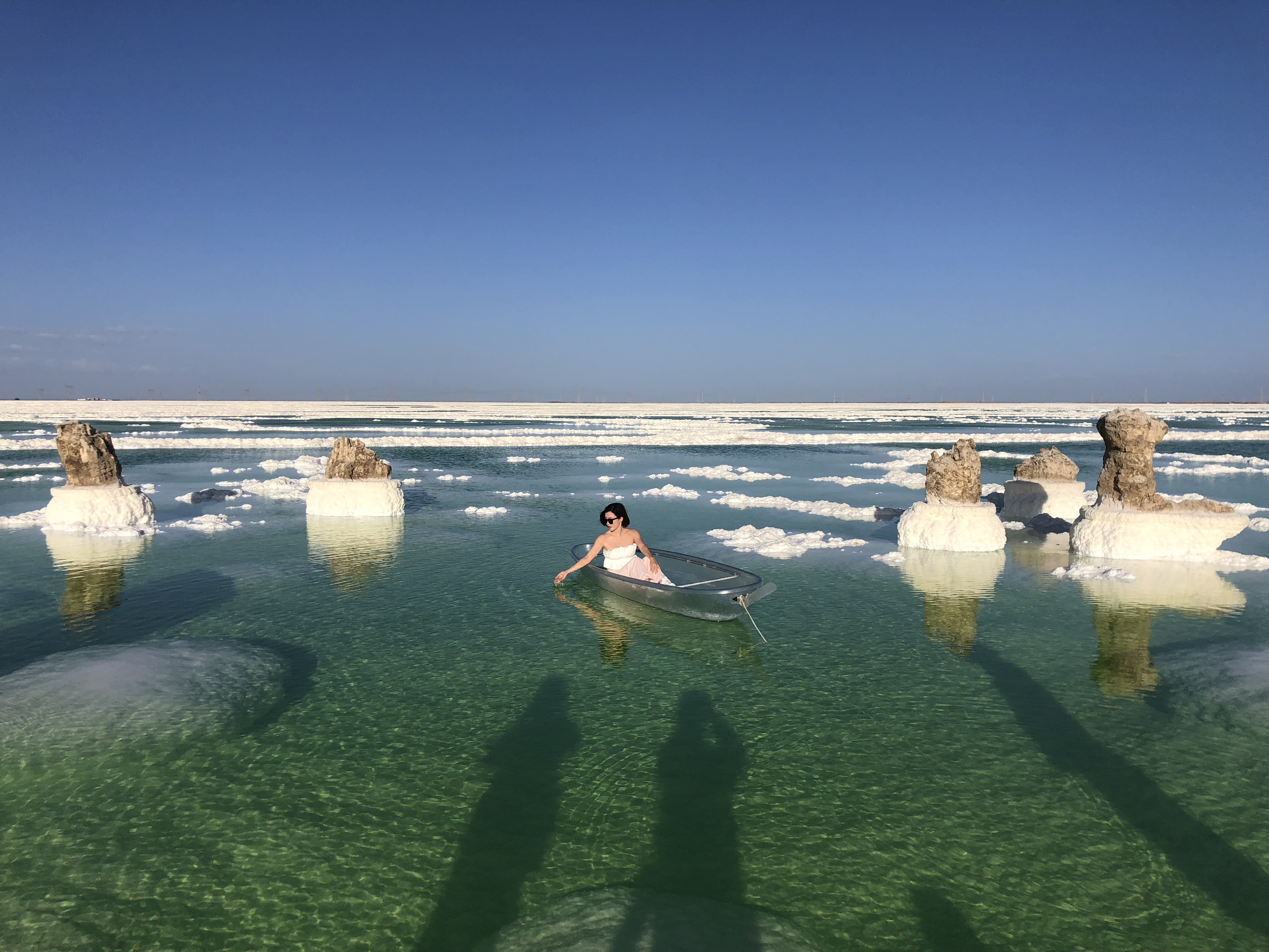 游客青睐中国最大盐湖——察尔汗盐湖