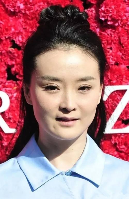 45-year-old "wide too" Wang Yanliang phase wearing a flower skirt ...