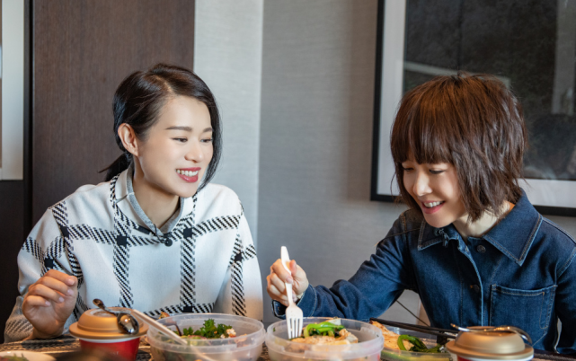 三胎孕媽胡杏兒帶兒子工作，穿著寬鬆巧遮孕肚，單手抱娃臂力足