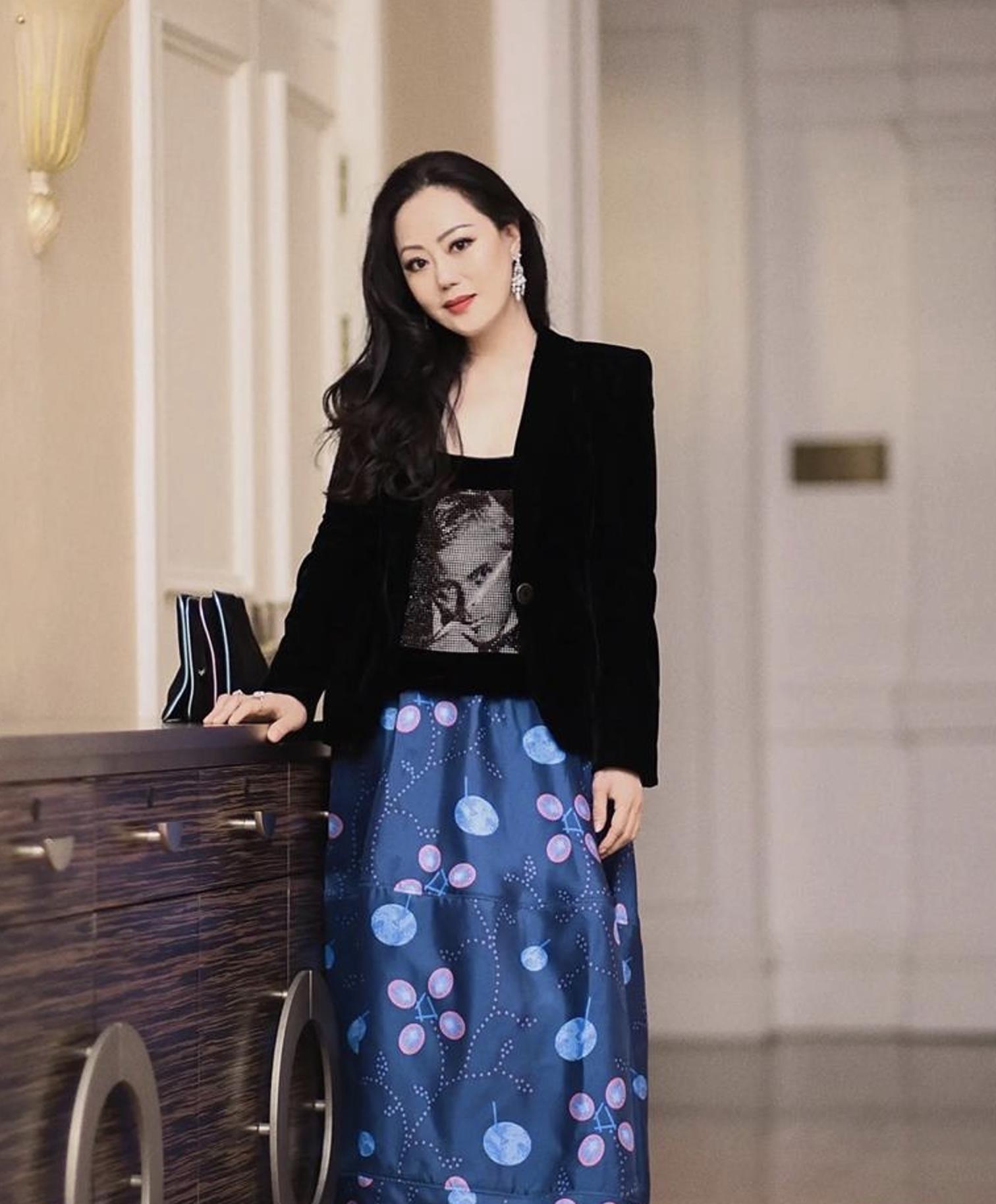 Zhang Xiaohui attended the event with exaggerated extravagance, wearing ...