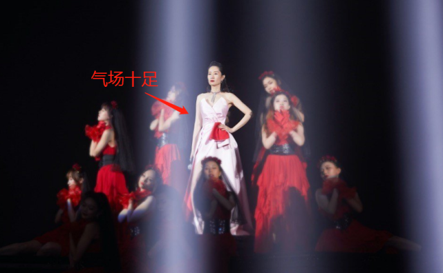 丞丞|刘敏涛范丞丞破壁合作！深情献唱《红玫瑰》最后的ending pose画面太甜