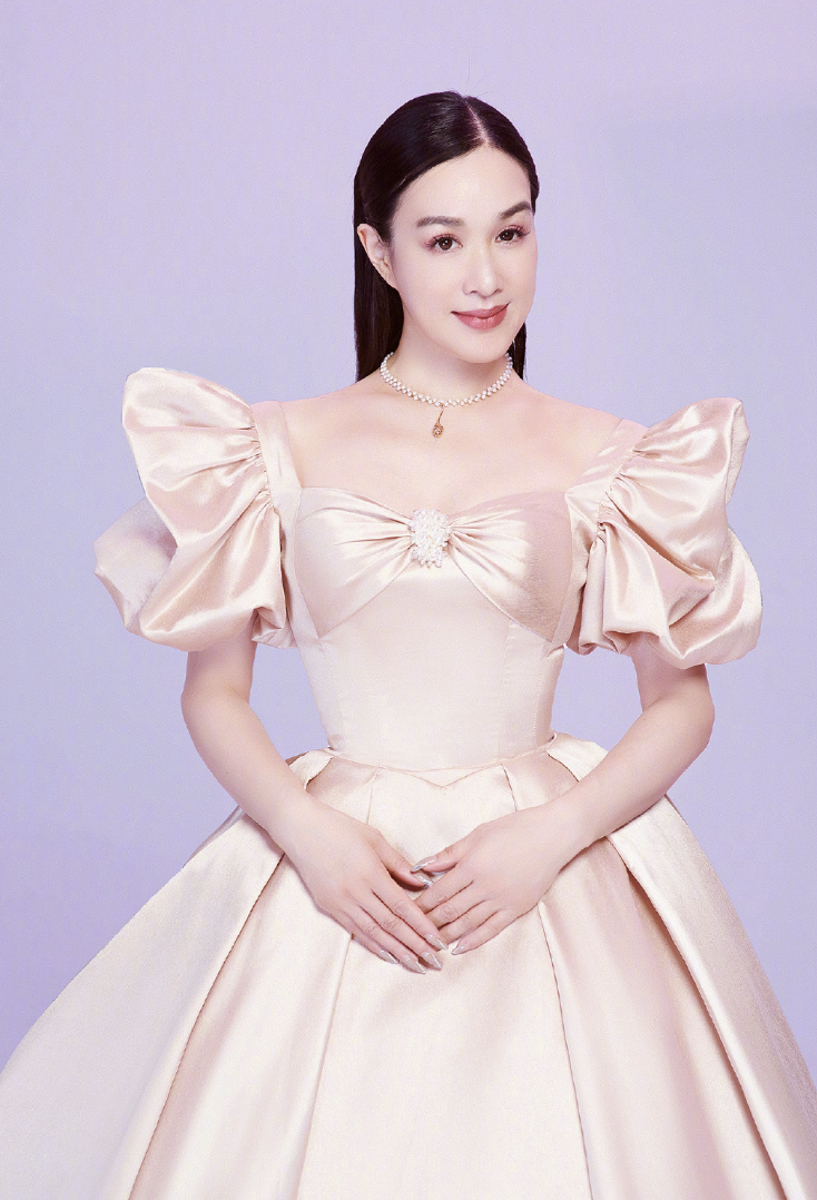 钟丽缇晒母女写真，俩女儿颜值高气场足，妈妈小腹平平仍未能怀孕