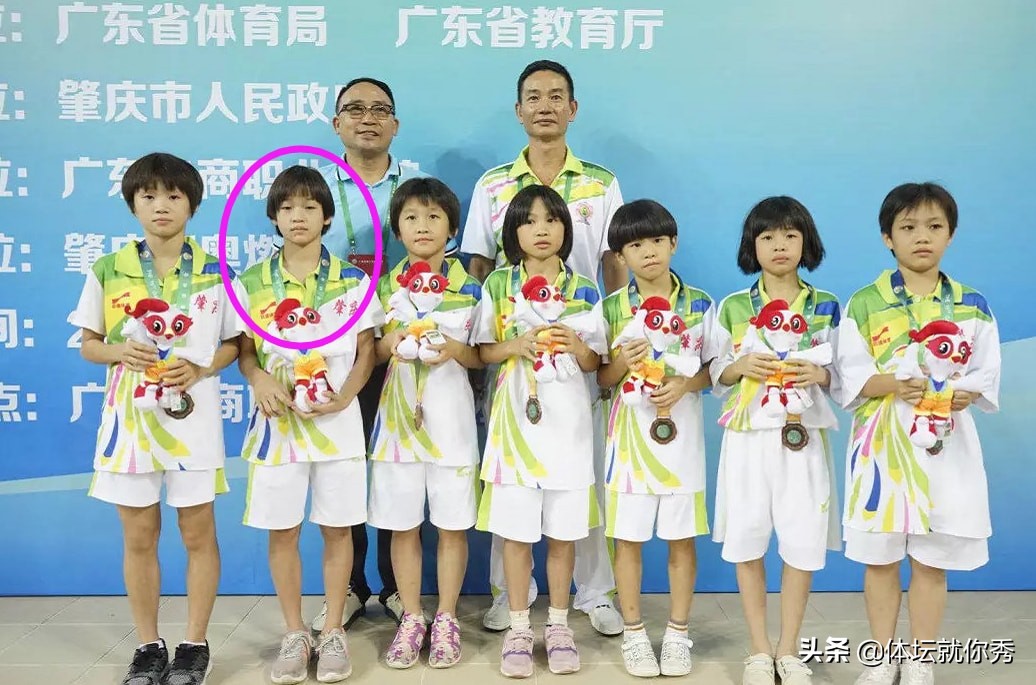 太可爱了！全红婵3年前照片曝光，巨星潜质凸显，看着像个男孩子