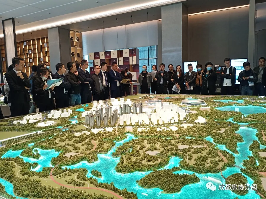 “爱成都·迎大运”——成都房协组织行业考察参观东安湖体育公园