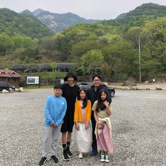 尹钟信退圈游走美国 与妻子身高差受质疑 作品曾