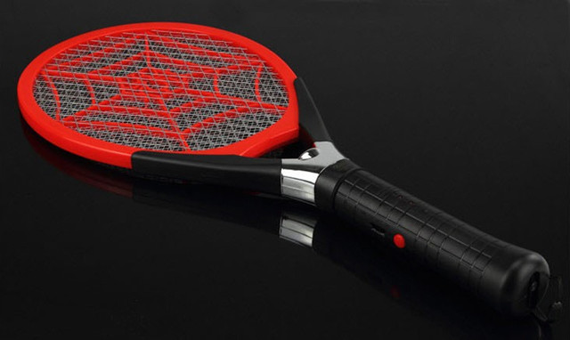 澳洲小伙从中国买电蚊拍回国，却被安检扣留：来自中国的危险物品