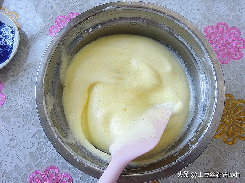 平底鍋就能完成的、入口即化的舒芙蕾式蛋糕，簡單好做，太好吃