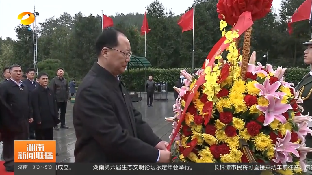 新任湖南省委副书记毛伟明，向毛泽东铜像敬献花篮