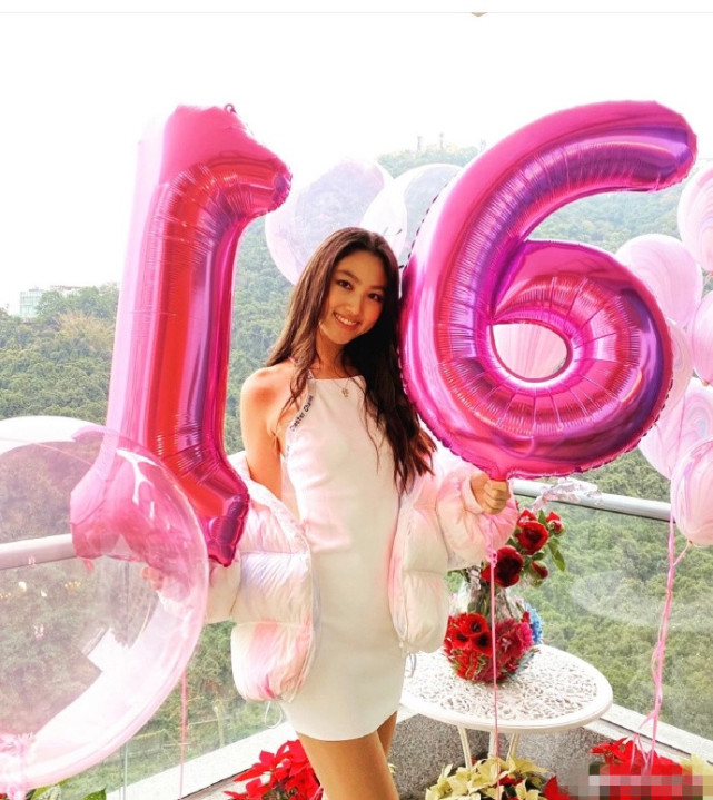 任達華女兒任晴佳考試完開心曬照，穿露臍裝秀細腰，超模腿太逆天