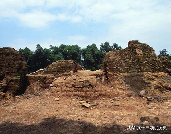 雷锋塔地宫一件旷世珍宝震惊世界(雷峰塔地宫发掘老照片：武警警戒，没发现白蛇，图9令人无比激动)