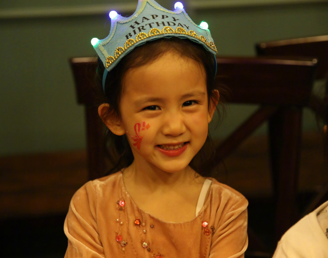 黃磊孫莉曬照為二女兒慶生，7歲多妹穿公主裙扎小辮，越來越漂亮