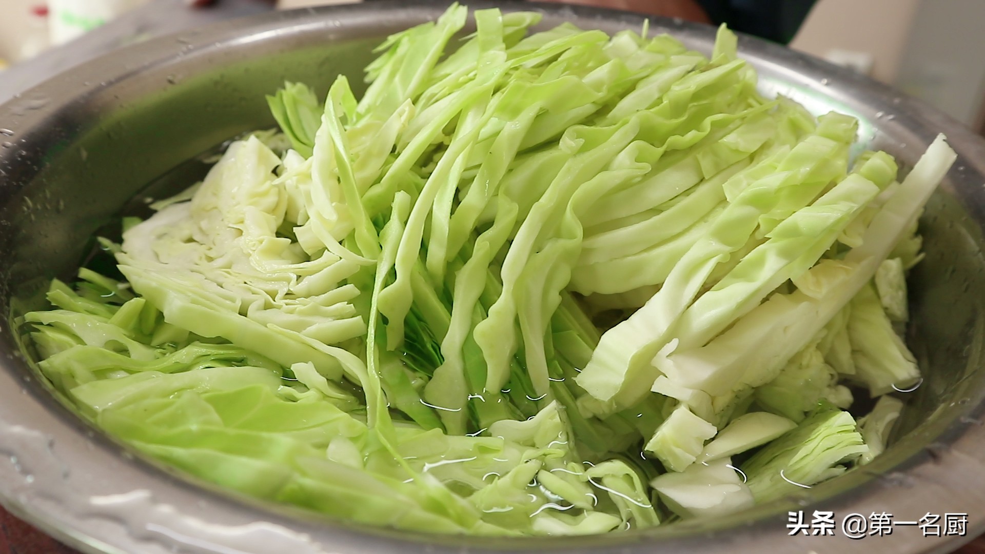 原來“包菜炒粉條”要這樣做，難怪以前炒粉條老粘鍋，技巧全在這