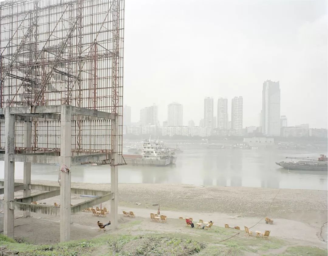 他拍下像蝼蚁一样生活的2000个中国人，没人能平静看完