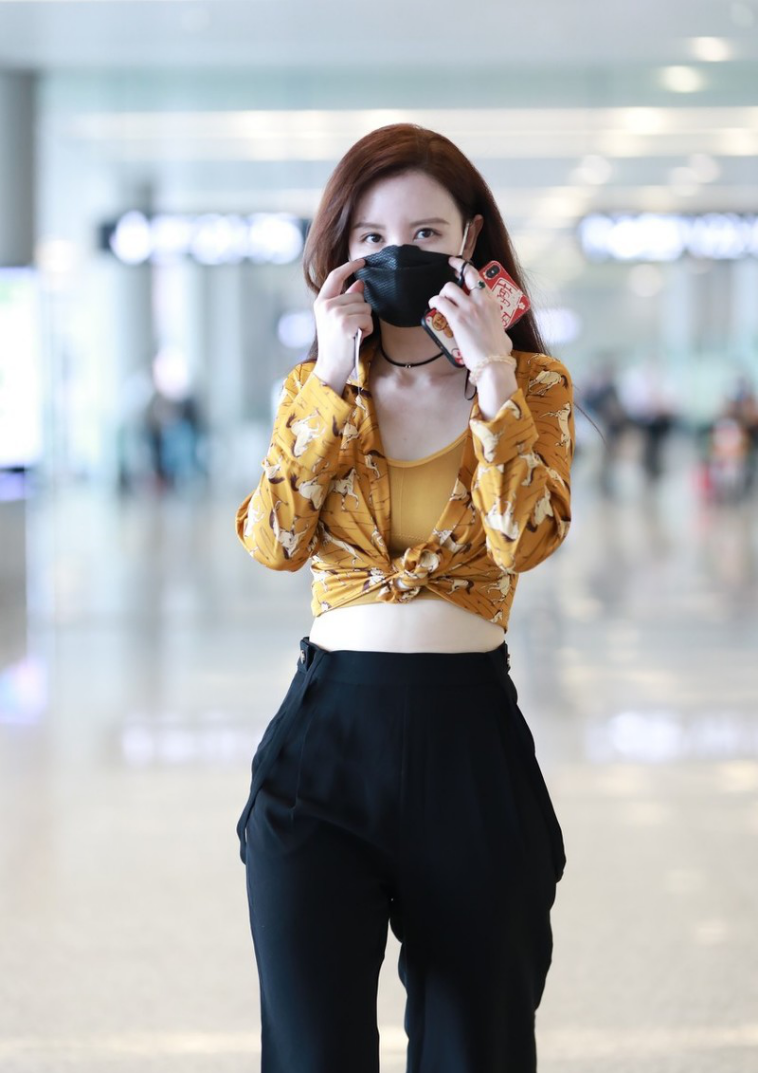 张萌真是会保养的姐姐，衣服勒的这么紧，却仍