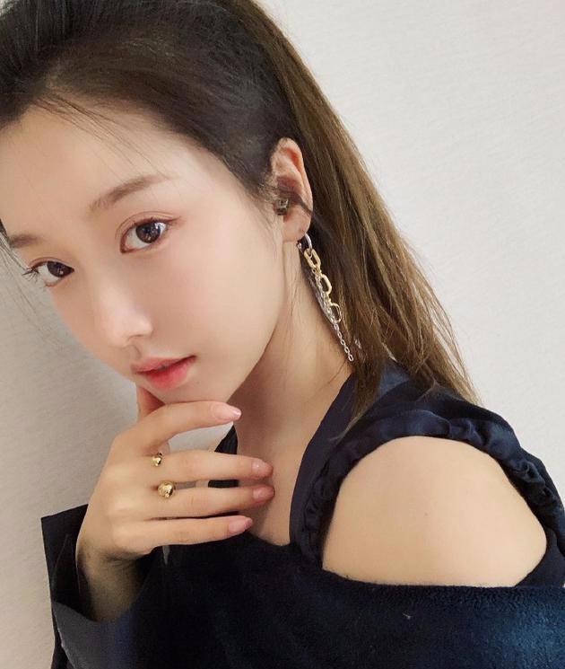 小号|姜贞羽太敢了！小号道歉间接坐实恋情 绯闻对象被曝为王嘉尔经纪人是女生