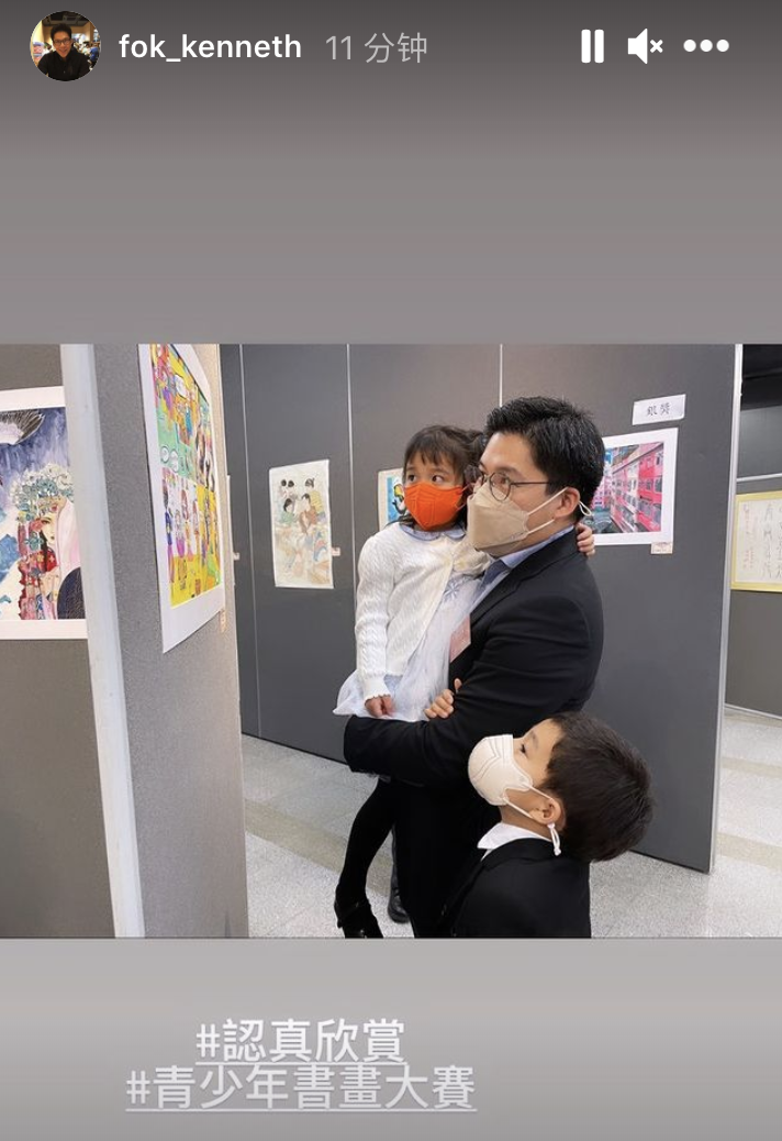 霍啟剛週末攜妻兒看畫展，兒子專注女兒秀氣，郭晶晶穿搭氣質佳