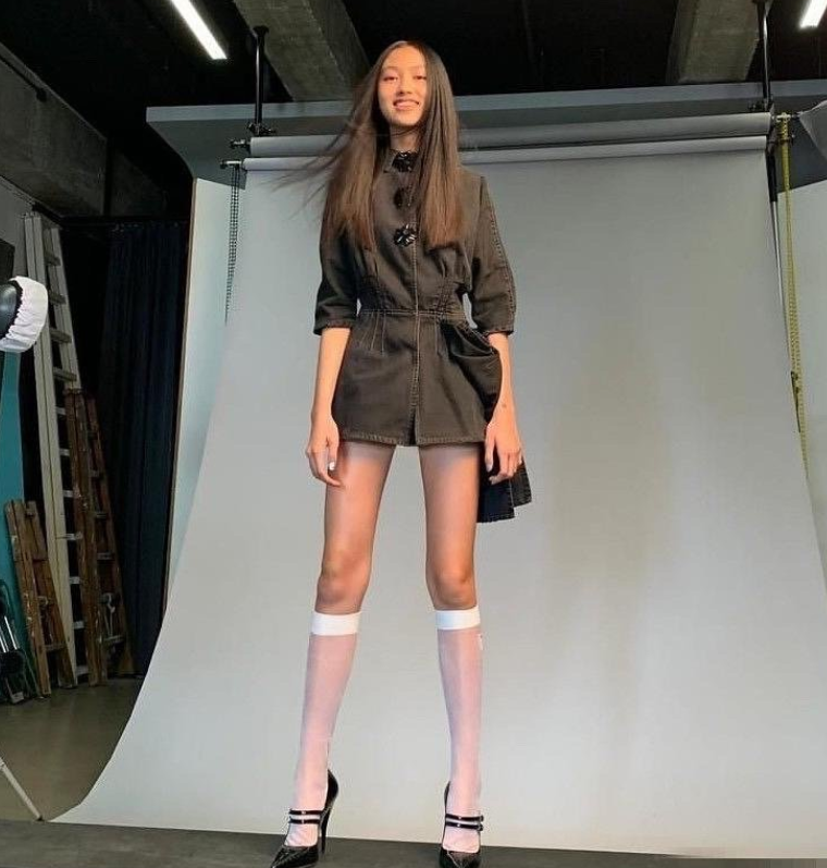 任達華女兒“發育過猛”，15歲身高180，逆天長腿不輸超模們