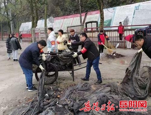 雷锋精神春风拂理工职校