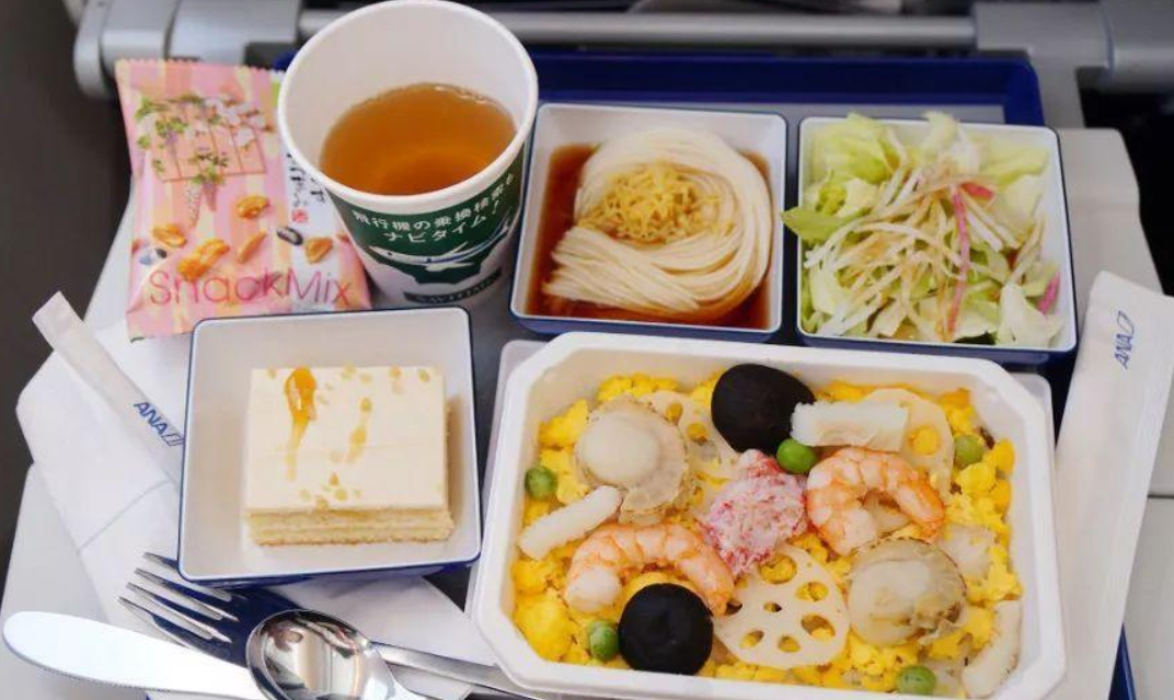 科普：飛機裏的飲料車上放有很多的番茄汁，為什麽吃起來不太一樣