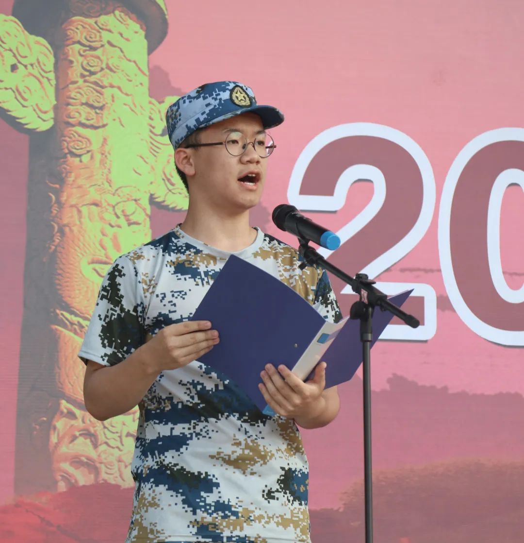 军姿飒爽 青春飞扬，潍坊恒德实验学校举行2021级新生军训闭营仪式