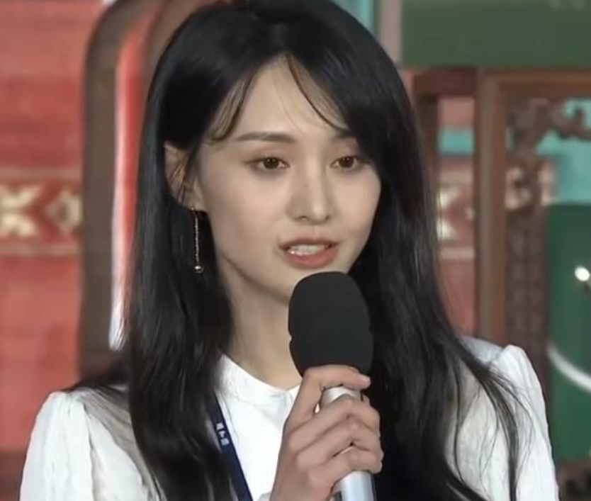 郑爽出席庭审照曝光，满面油头精神不佳，发际