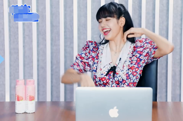 刘雨昕对着Lisa送飞吻时，谁注意Lisa的反应？从导