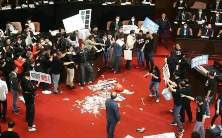 台灣政治�娛樂化�，民進黨真當在演�真人秀�？