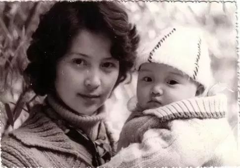 杨恭如妈妈赛亚姐，李小璐妈妈靓绝东三省，这些明星父母也太美了