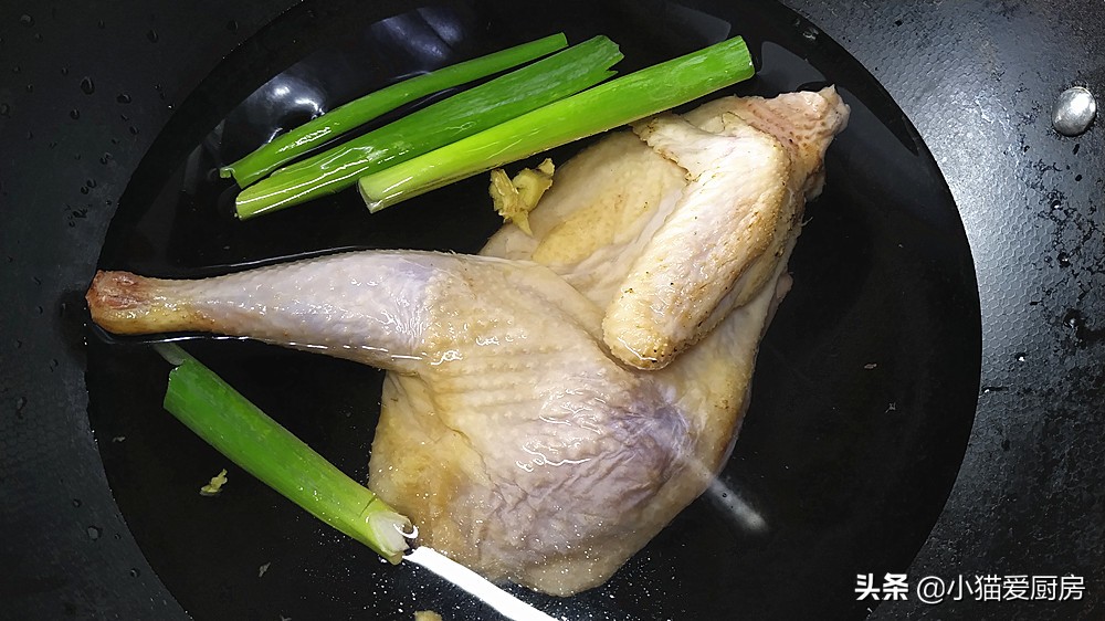 图片[5]-教你一道隔水蒸白切鸡的做法 鸡肉嫩滑口感好 制作还简单-起舞食谱网