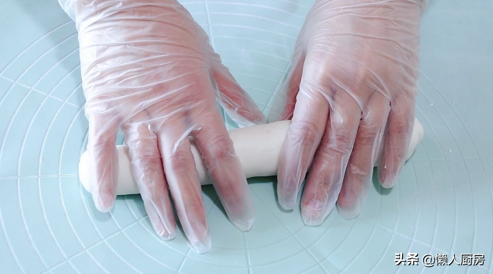 年糕不用買，撒點糯米粉，加點熱水自己做，咬一口，還會爆漿