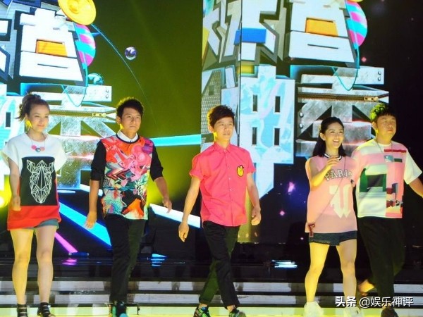 《快乐大本营》微博宣布自己是单身男孩，后面