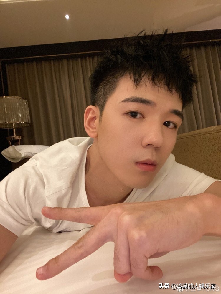 仝卓喊话好友郑云龙 暗讽对方写稿件拉踩自己，