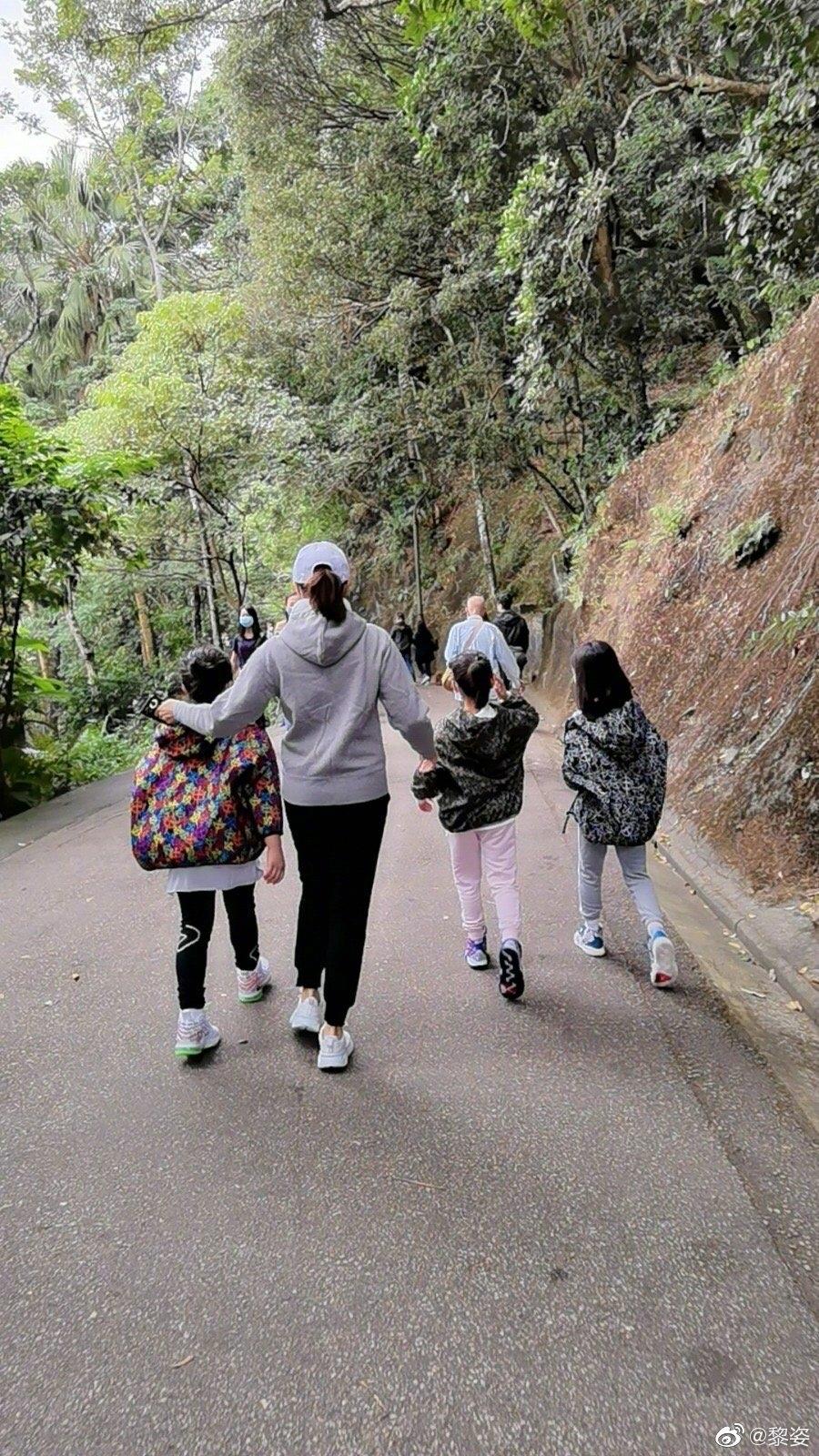 黎姿與家人共遊樂園，3​個​女兒穿著普通接地氣，弟弟坐輪椅