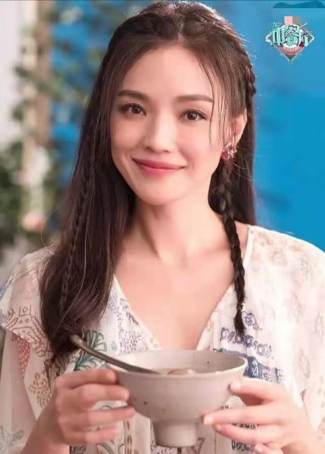 Shu Qi wears business suit to take wind on foot, a pair of slipper can be accomplished! Netizen: Is what I am short of slipper