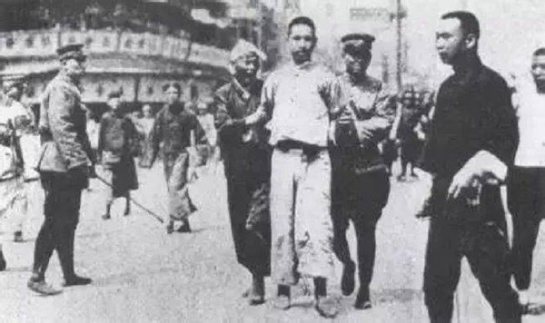 湖北一农妇去世，孙女收拾遗物时发现半本日记，才知奶奶大有来头