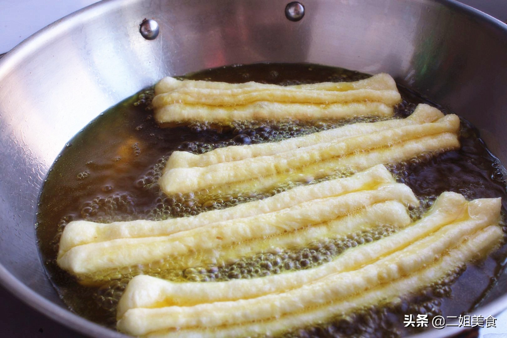 做油條，不用泡打粉，不用醒面，教您一招，快速發麵，蓬鬆還酥脆