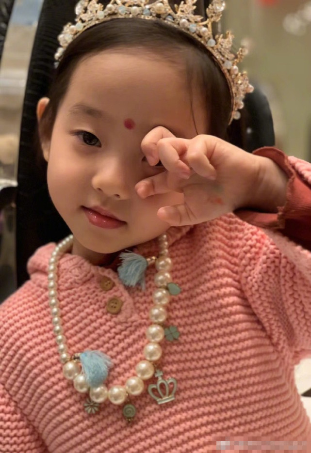 楊威老婆曬照為雙胞胎女兒慶生，一家五口共用一張臉，蛋糕超有愛