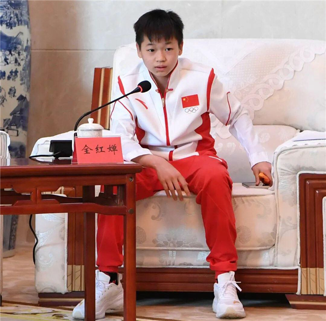 全红婵第一次去动物园！老虎隔着玻璃向她扑来，红姐吓了一跳：哇