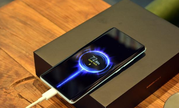 小米12Ultra已曝光，骁龙898+6000mAh+2亿像素，旗舰手机天花板